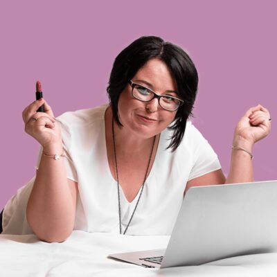 Frau mit Lippenstift und Laptop